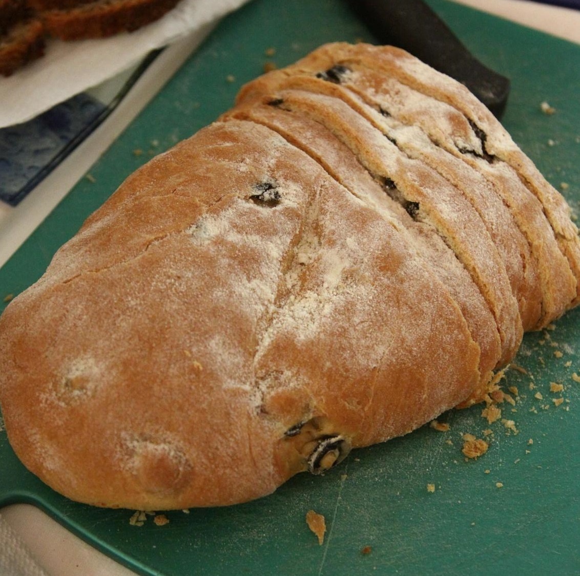 לחם ממולא גבינה וזיתים