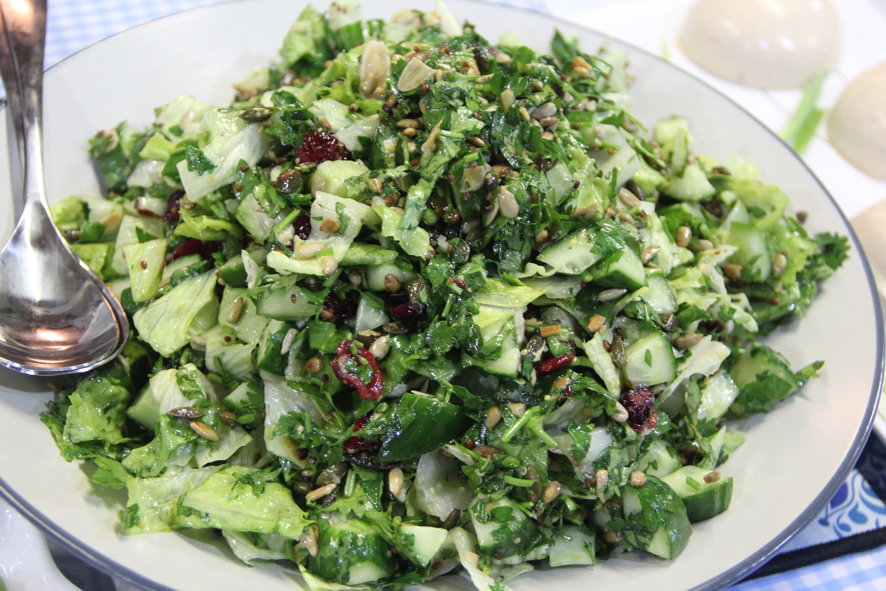 סלט חסה ופיצוחים