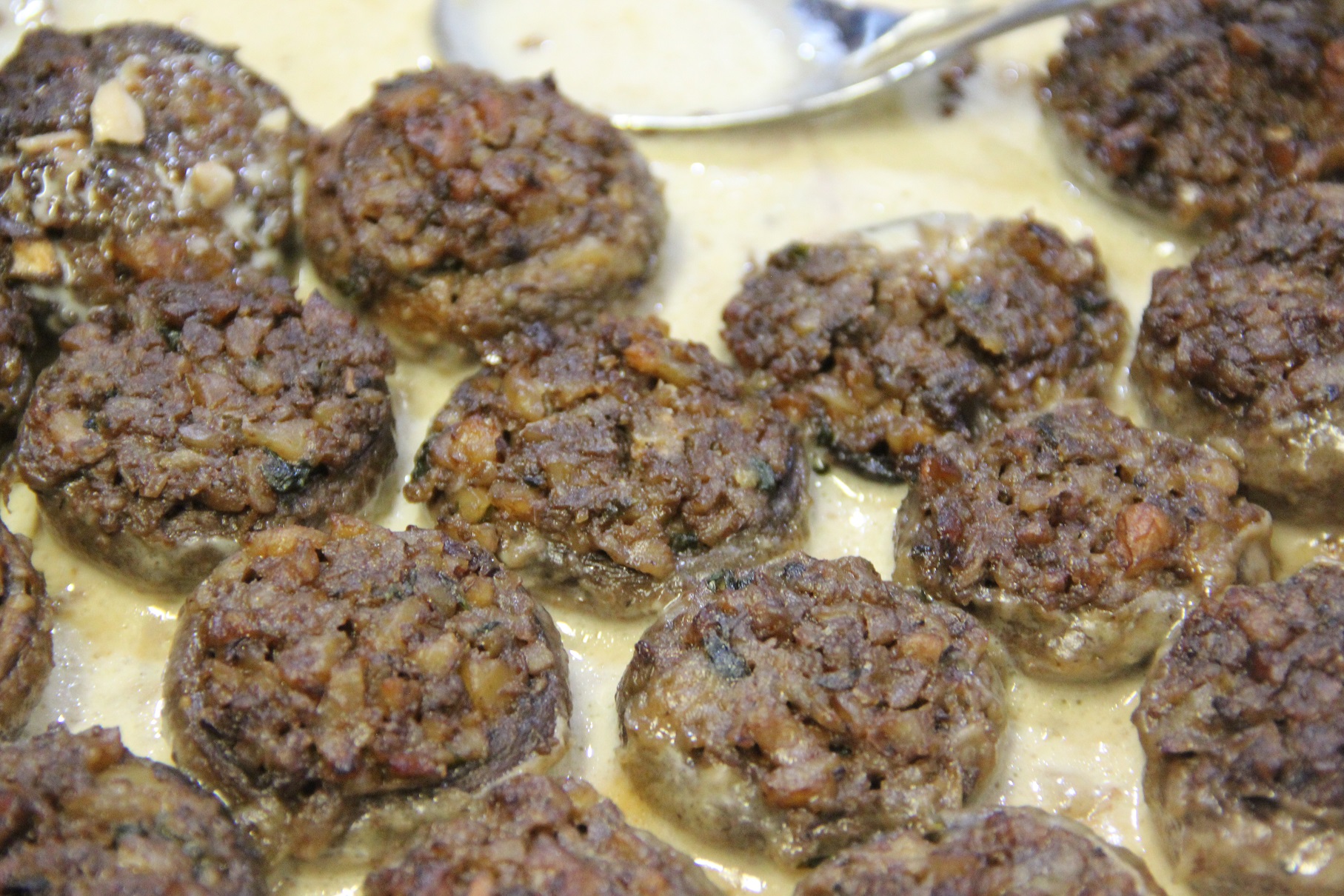 פטריות ממולאות באגוזים