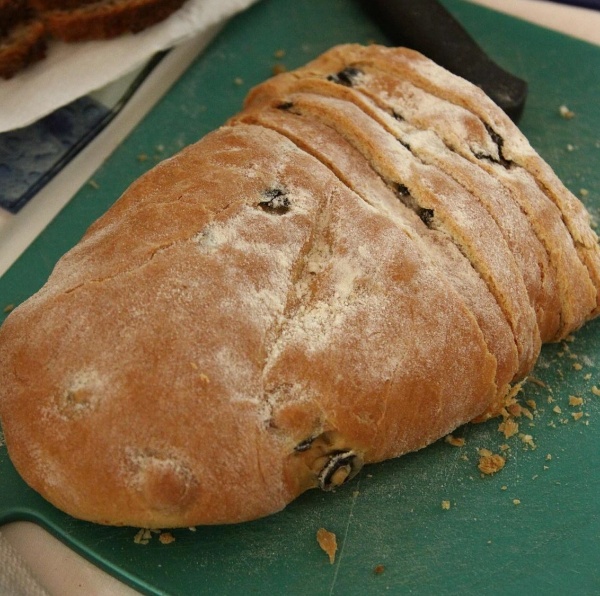 לחם ממולא גבינה וזיתים