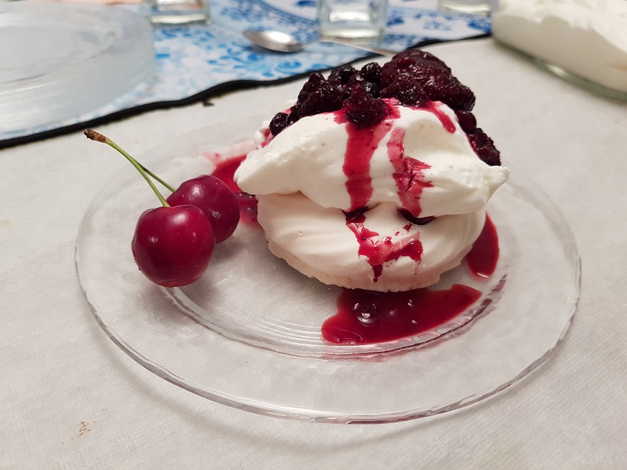 פבלובה במילוי קרם מסקרפונה עם רוטב פירות יער