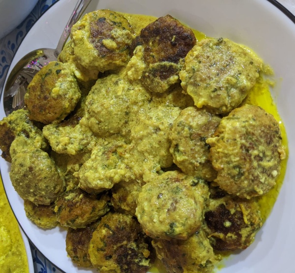 קציצות דג ברוטב אדום וצהוב